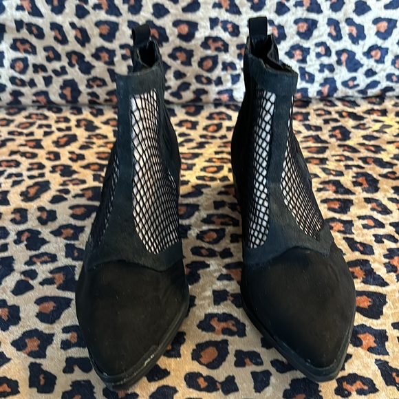 Expression bootie with mesh and cream fabric. Size 7. - Picture 3 of 5